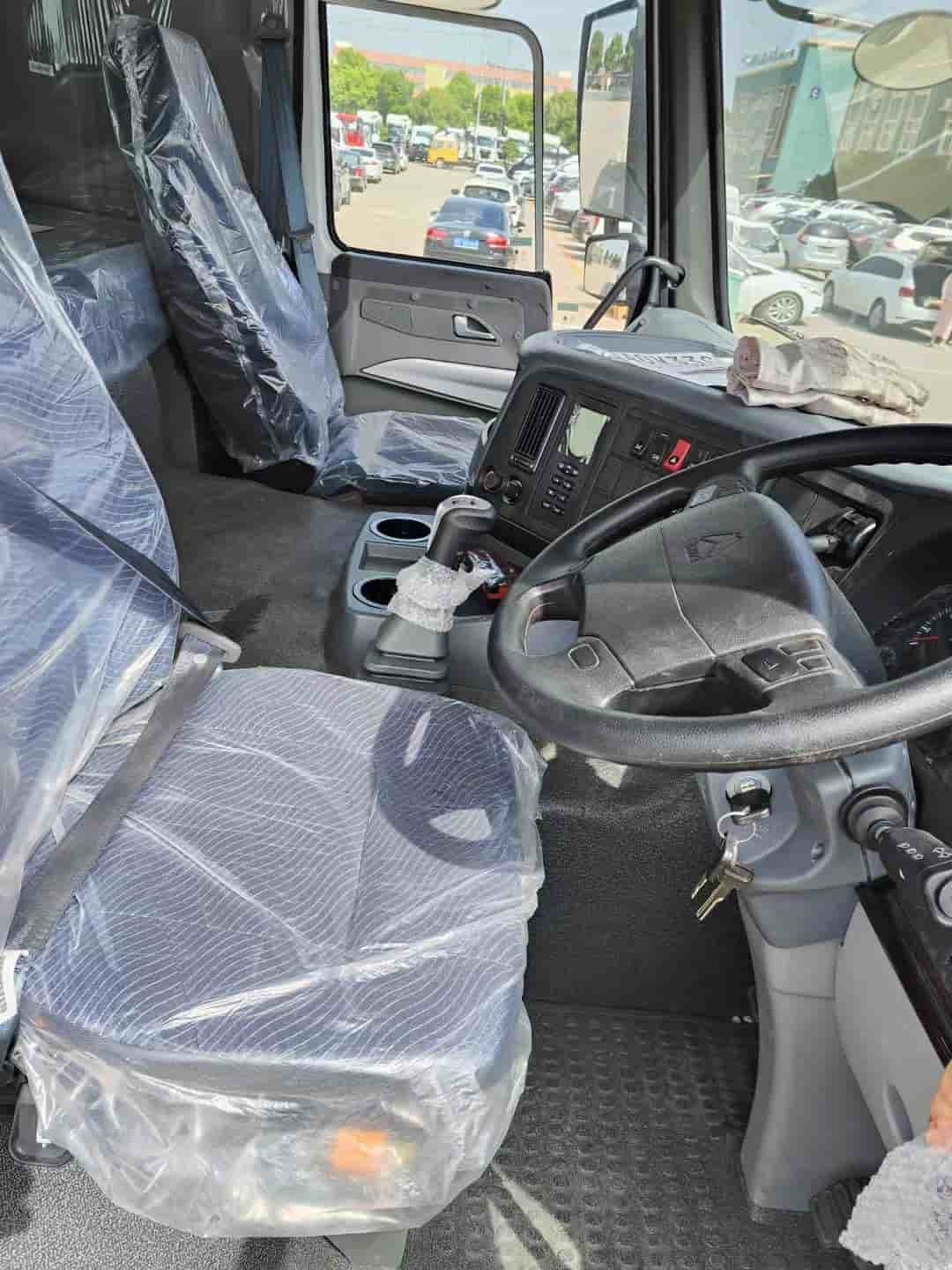 Sinotruk Howo right-hand drive bulk feed transport truck