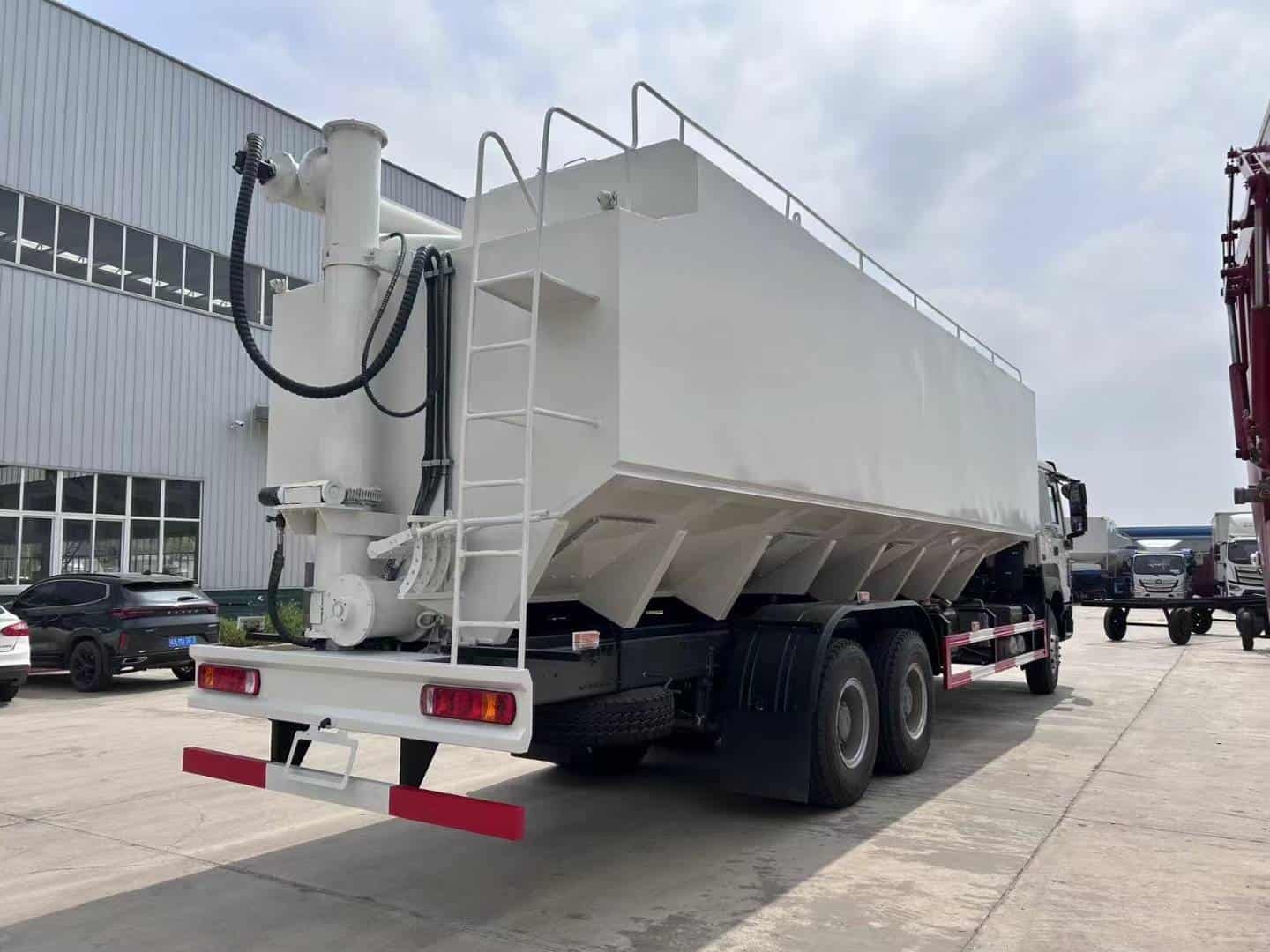 Sinotruk Howo V7 National II emission standard 371hp 6×4 bulk feed truck