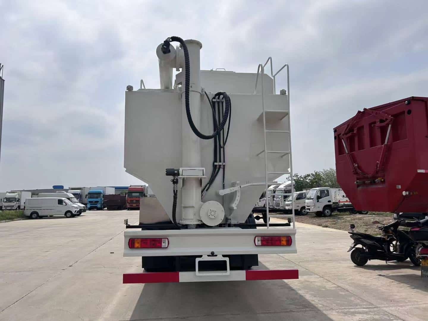 Sinotruk Howo V7 National II emission standard 371hp 6×4 bulk feed truck