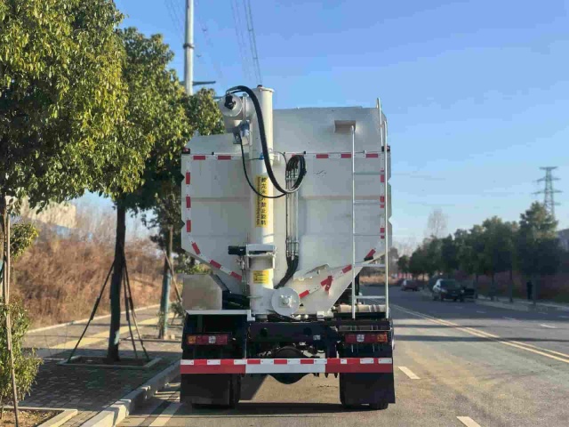 SHACMAN L3000 Gold Label 4×2 Bulk Feed Transport Truck