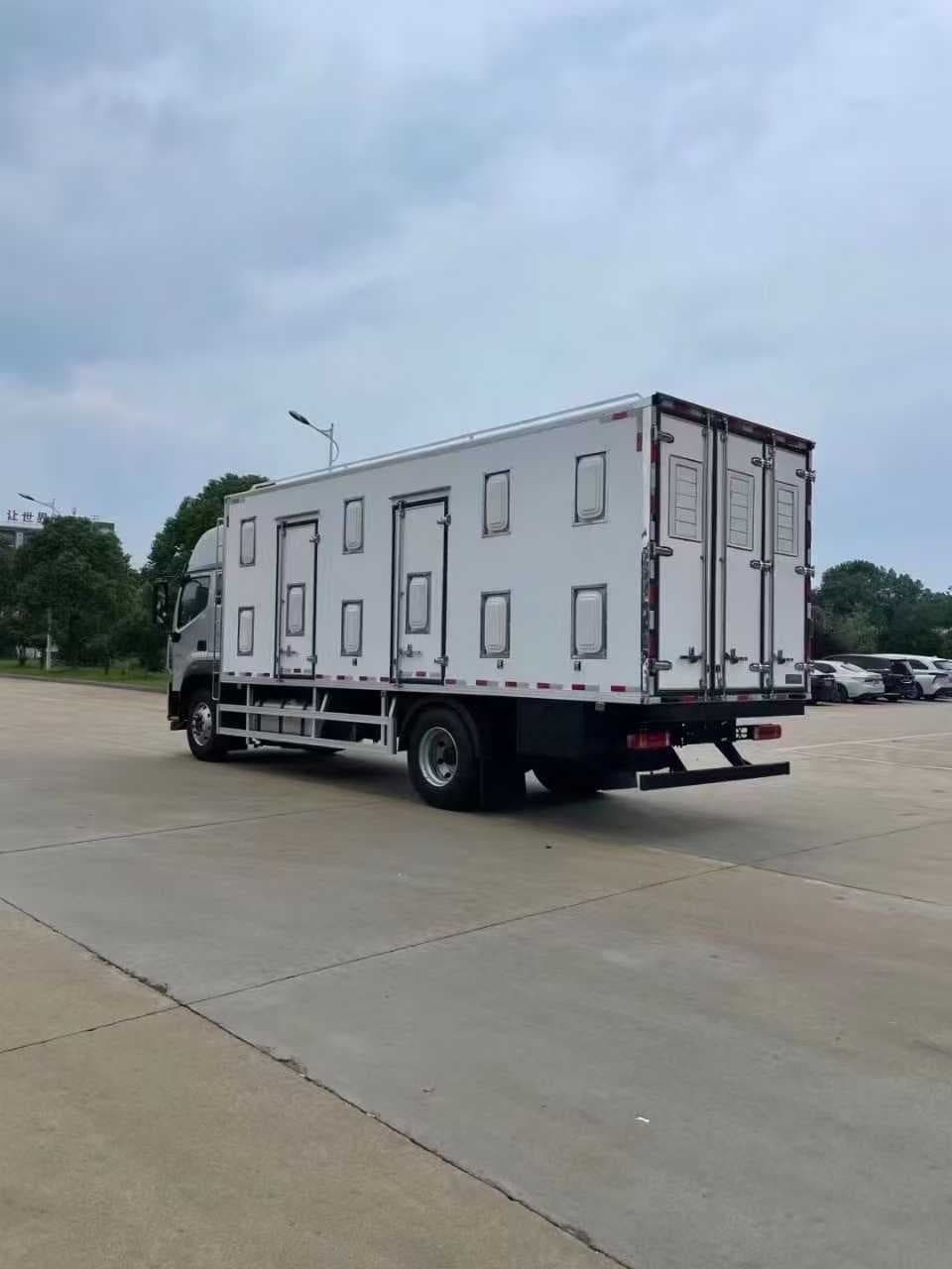 Foton Auman Chicken Seedling Transport Truck (6.8 meters)