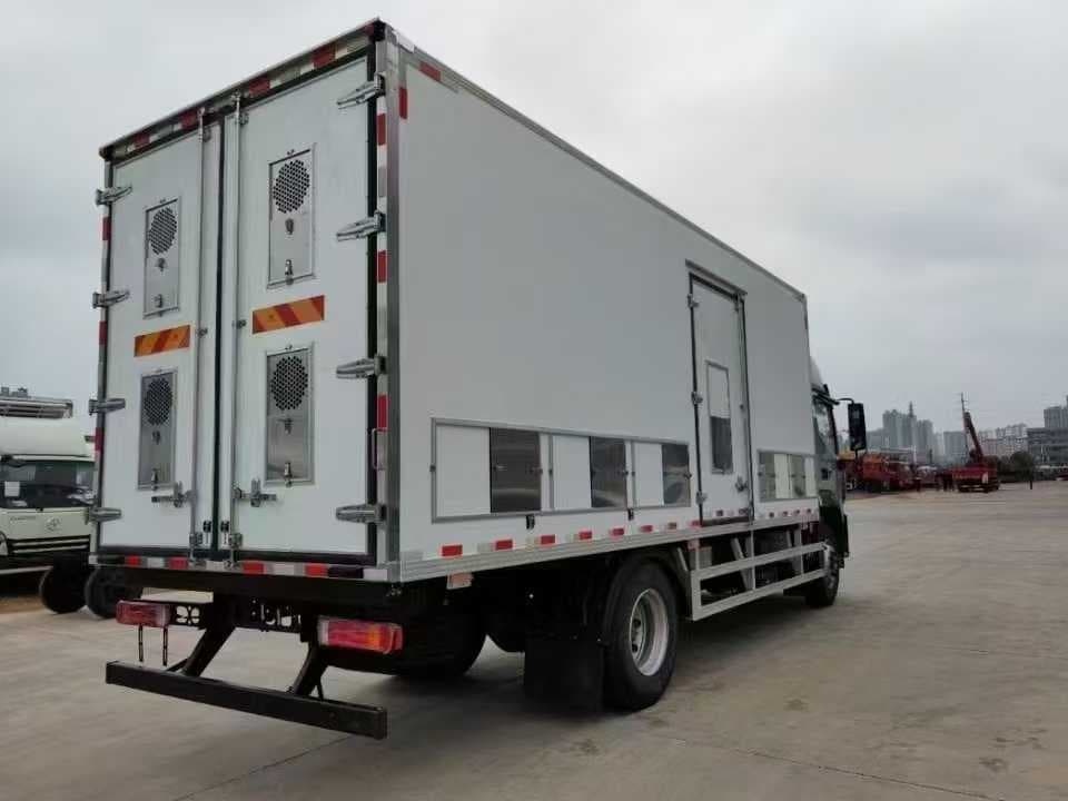 Foton Auman Chicken Seedling Transport Truck (6.8 meters)