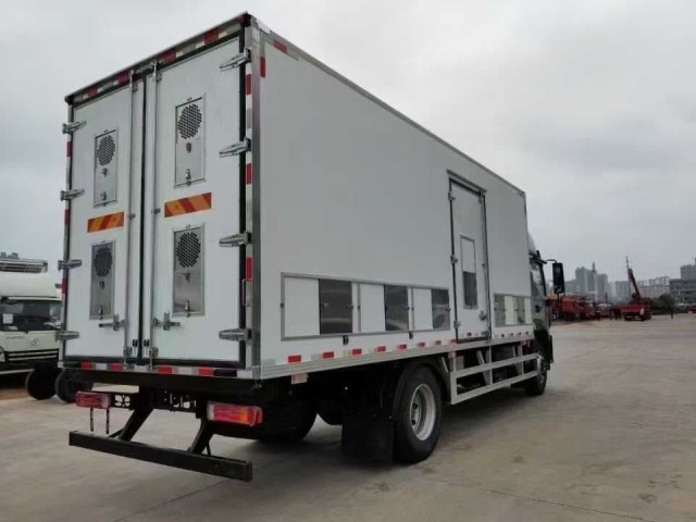 Foton Auman Chicken Seedling Transport Truck (6.8 meters)