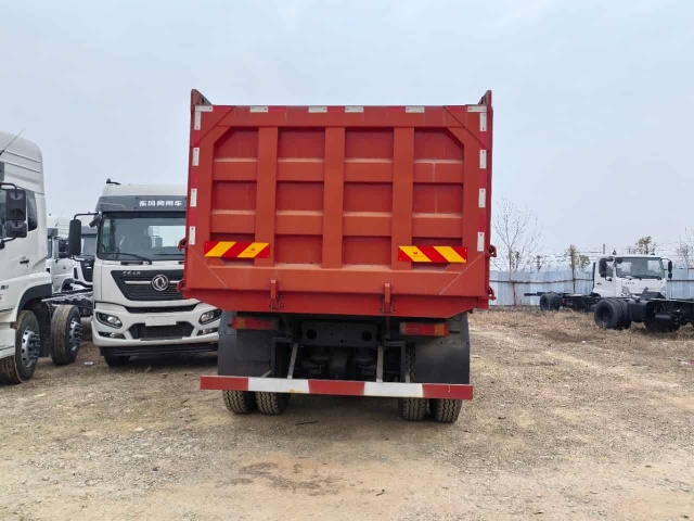 Dongfeng Tianlong 8x4 dump truck