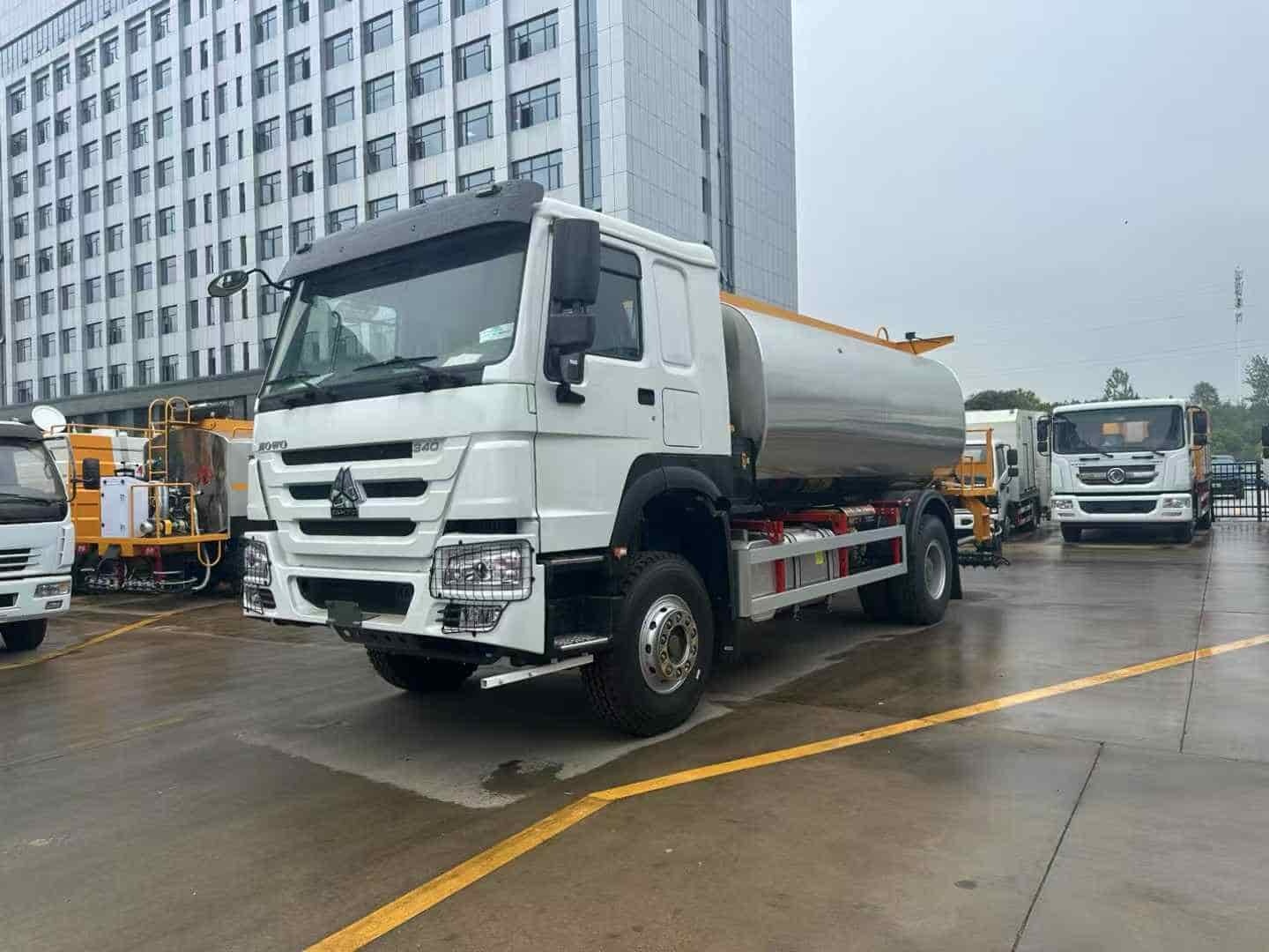 Sinotruk 12 cubic meter intelligent asphalt distributor