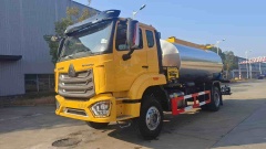 Sinotruk NX300 12 cubic meter asphalt distributor truck