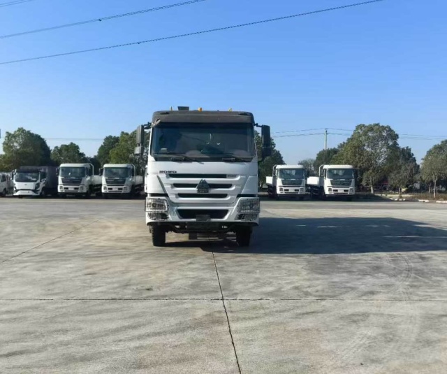 Sinotruk 4×2 Synchronous Chip Seal Truck