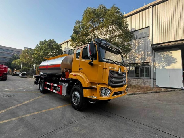 Sinotruk Howo 12-ton asphalt distributor
