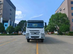 Sinotruk Howo 20-ton asphalt distributor
