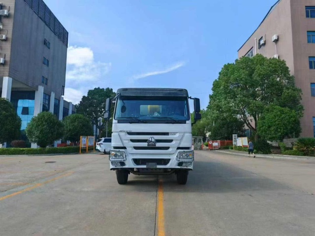 Sinotruk Howo 20-ton asphalt distributor