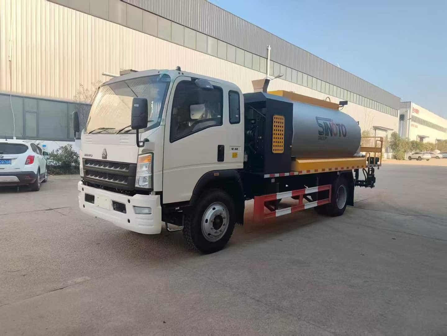 Sinotruk asphalt distributor