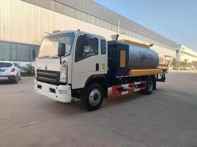 Sinotruk asphalt distributor