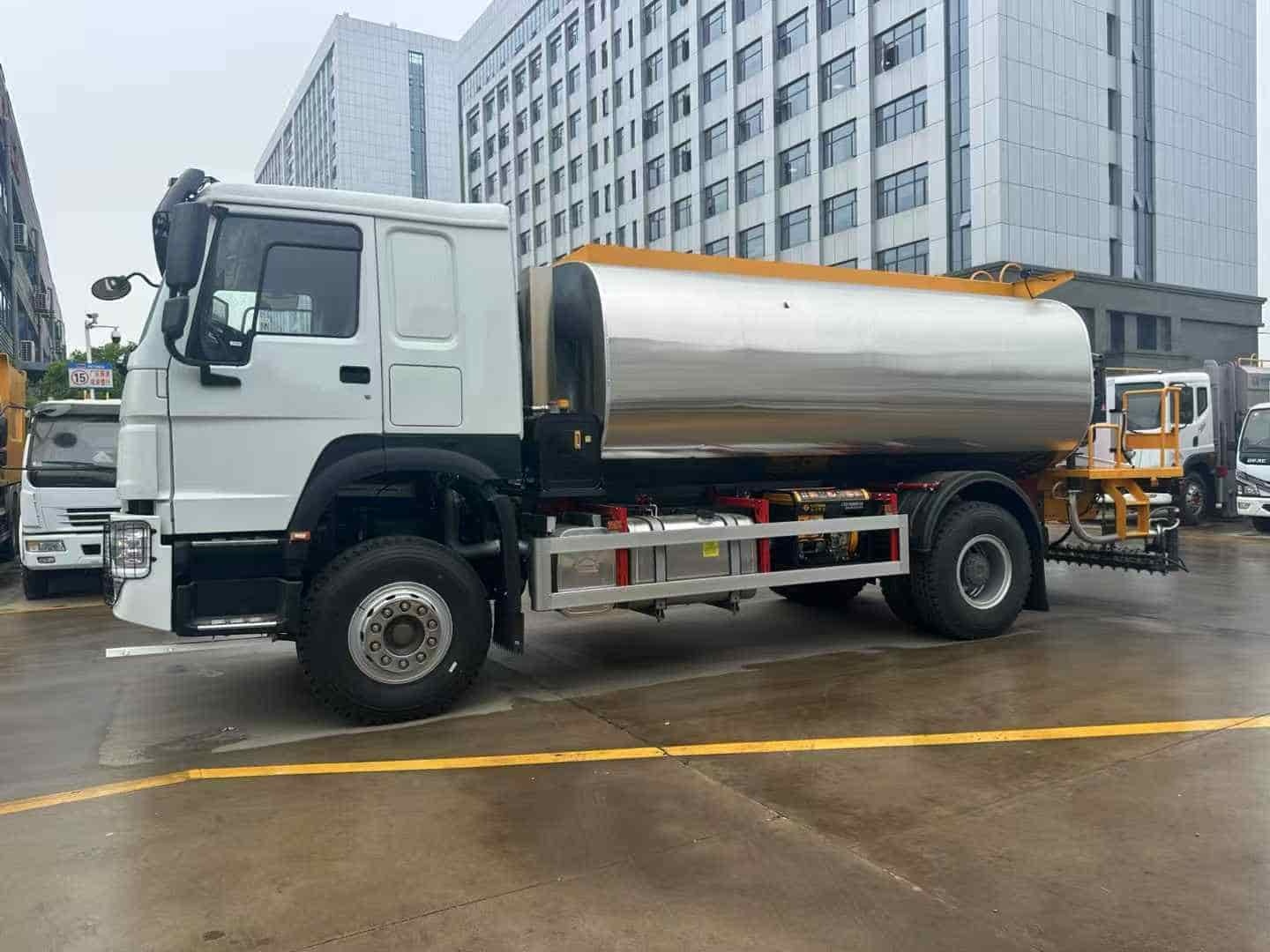Sinotruk 12 cubic meter intelligent asphalt distributor