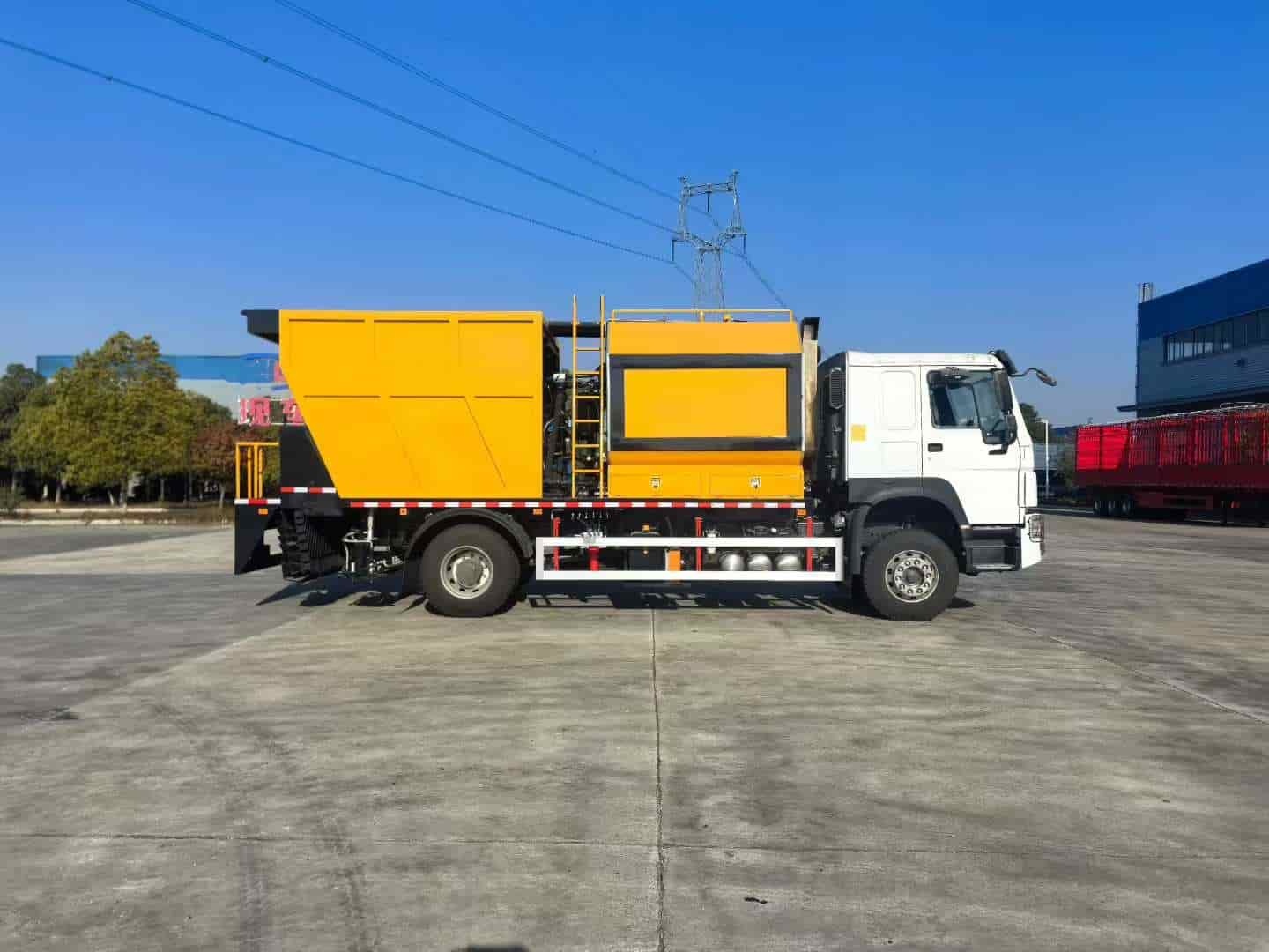 Sinotruk 4×2 Synchronous Chip Seal Truck