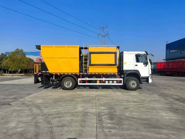 Sinotruk 4×2 Synchronous Chip Seal Truck