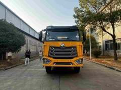Sinotruk Howo 12-ton asphalt distributor