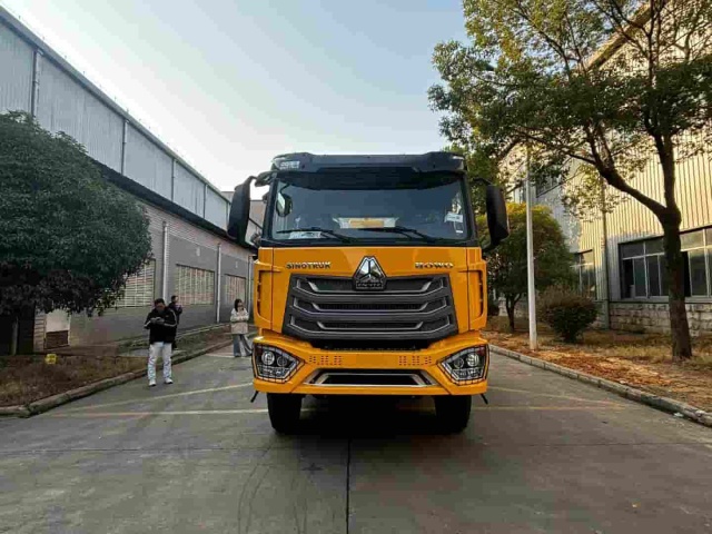 Sinotruk Howo 12-ton asphalt distributor