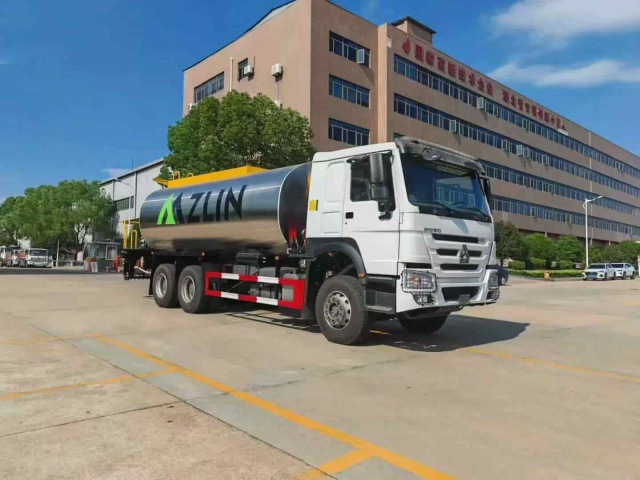 Sinotruk Howo 20-ton asphalt distributor