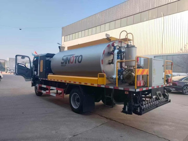 Sinotruk asphalt distributor