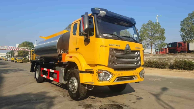 Sinotruk NX300 12 cubic meter asphalt distributor truck