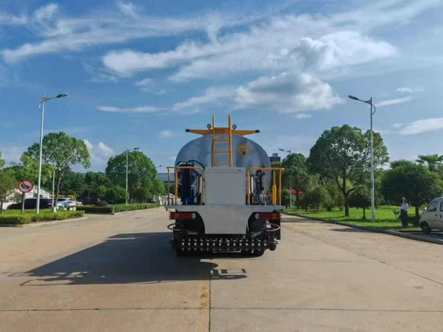 Sinotruk Howo 20-ton asphalt distributor