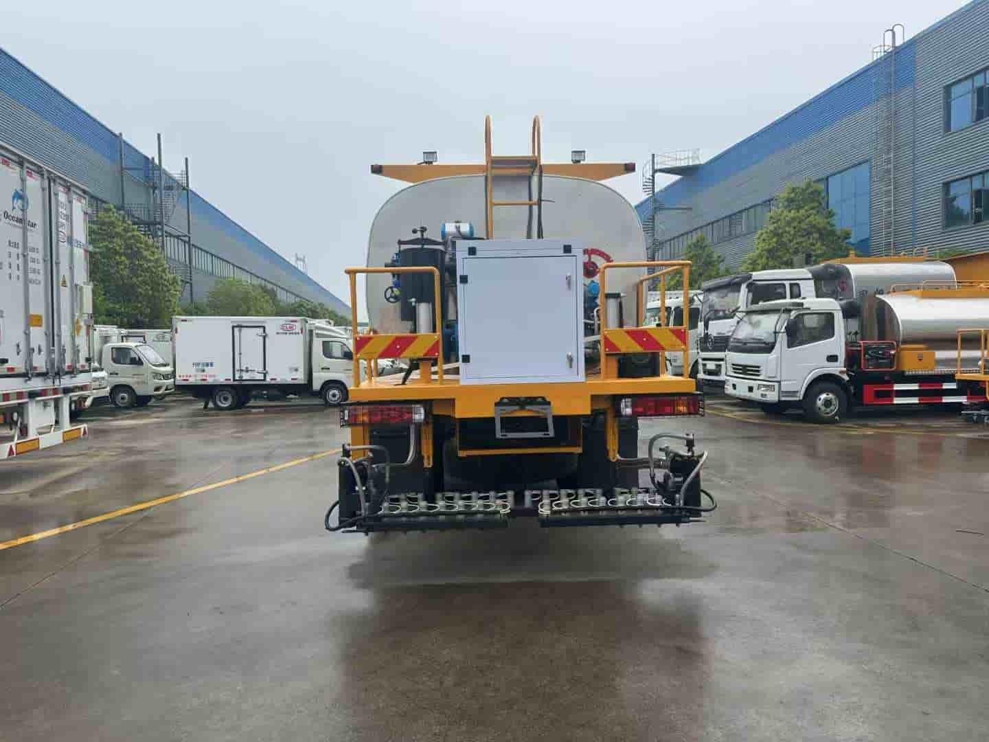 Sinotruk 12 cubic meter intelligent asphalt distributor