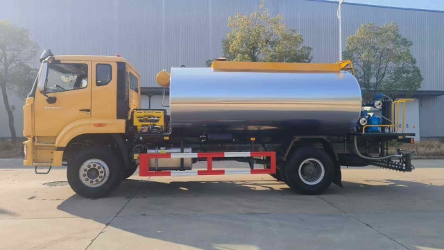 Sinotruk NX300 12 cubic meter asphalt distributor truck