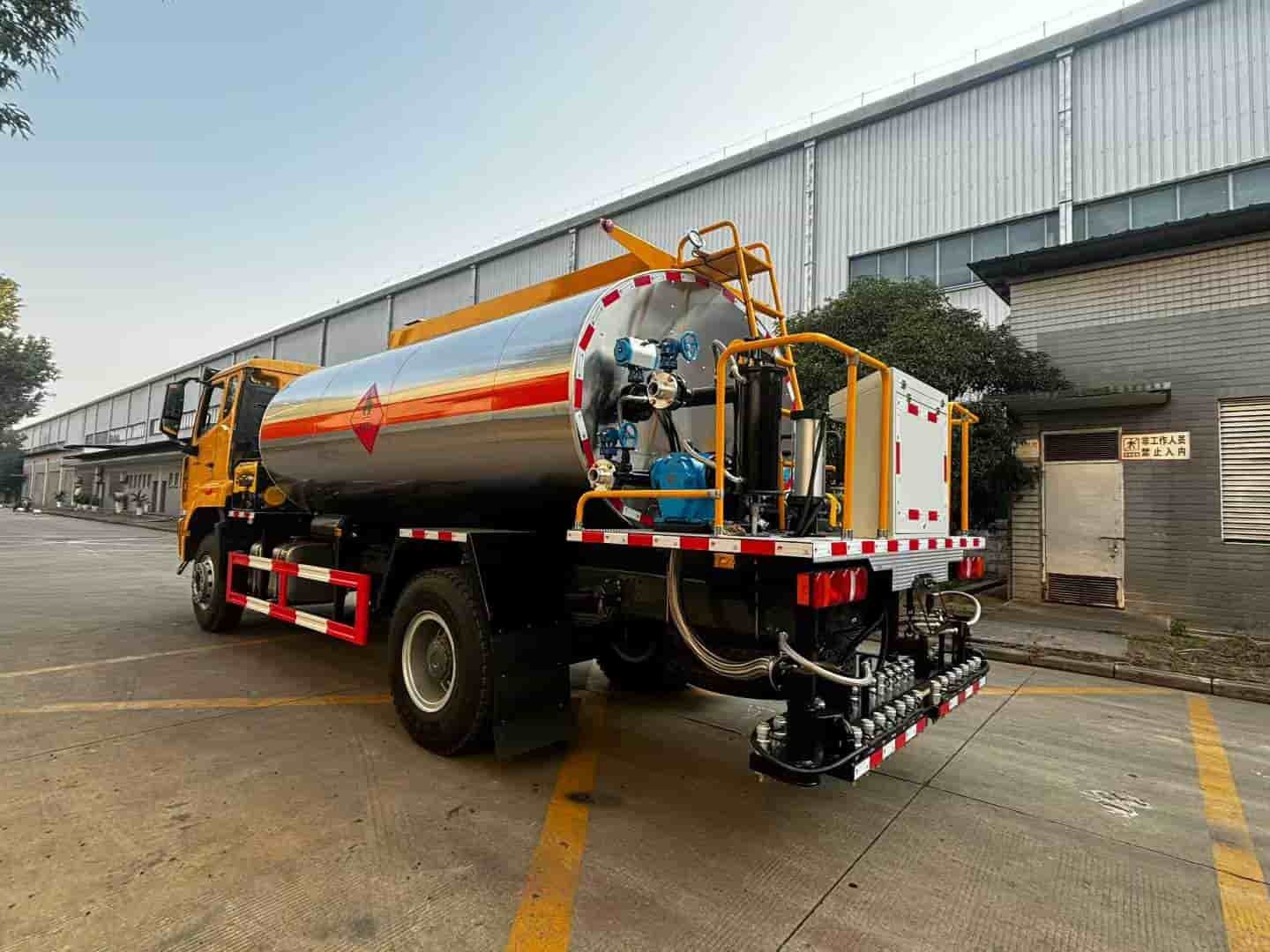Sinotruk Howo 12-ton asphalt distributor