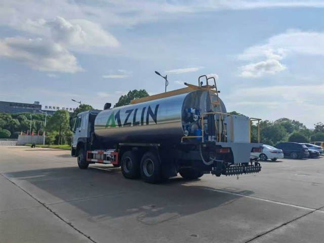Sinotruk Howo 20-ton asphalt distributor