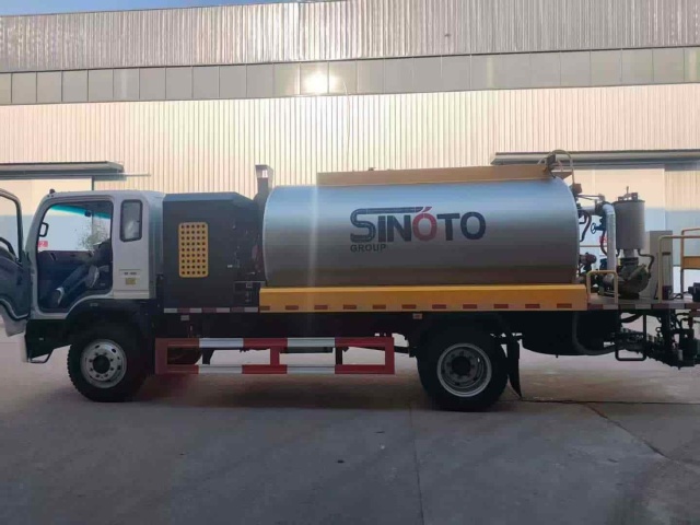 Sinotruk asphalt distributor