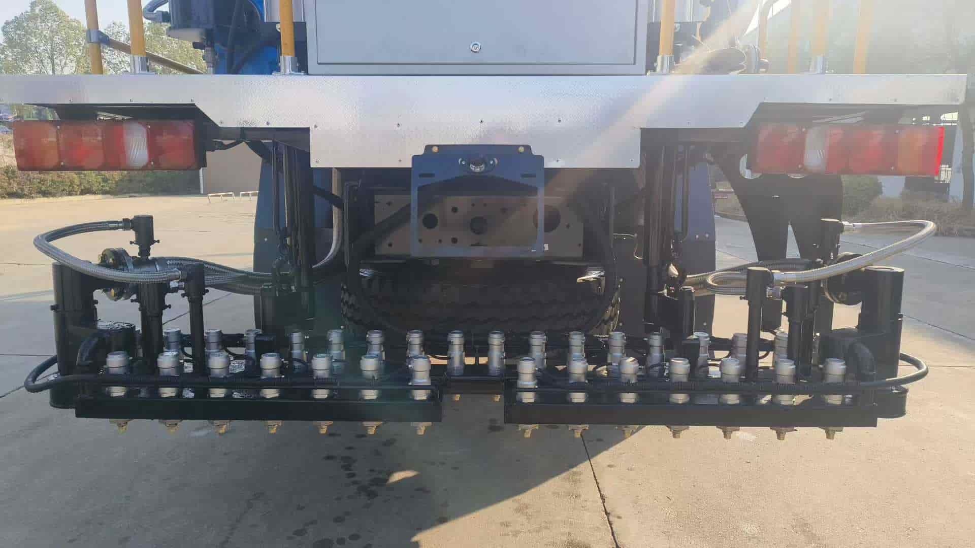 Sinotruk NX300 12 cubic meter asphalt distributor truck