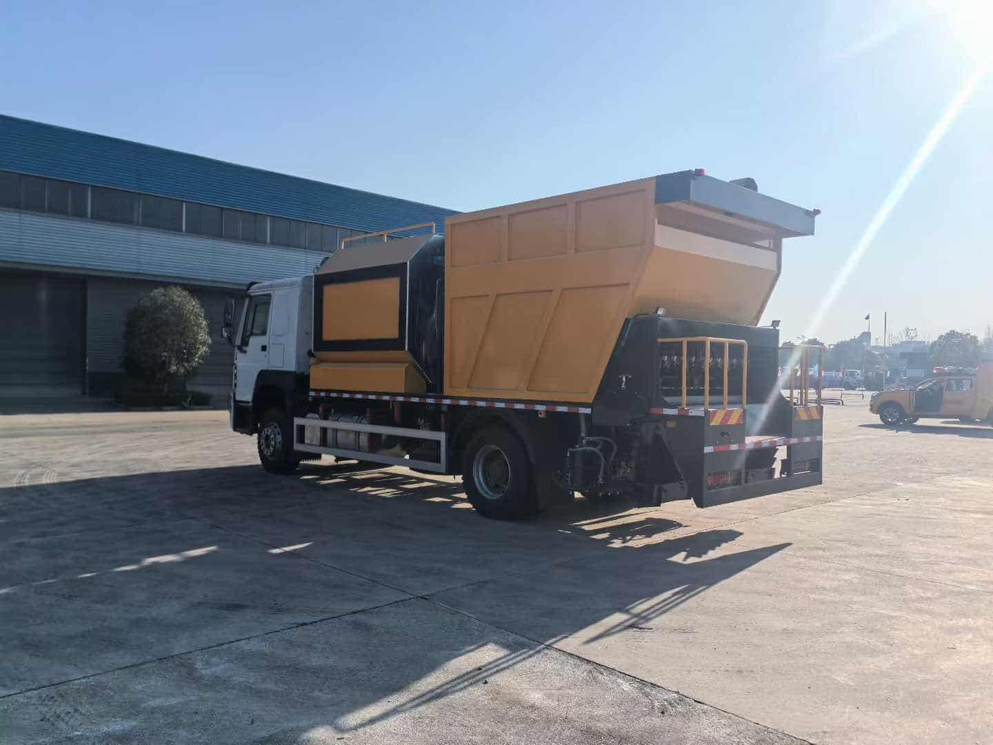 Sinotruk 4×2 Synchronous Chip Seal Truck