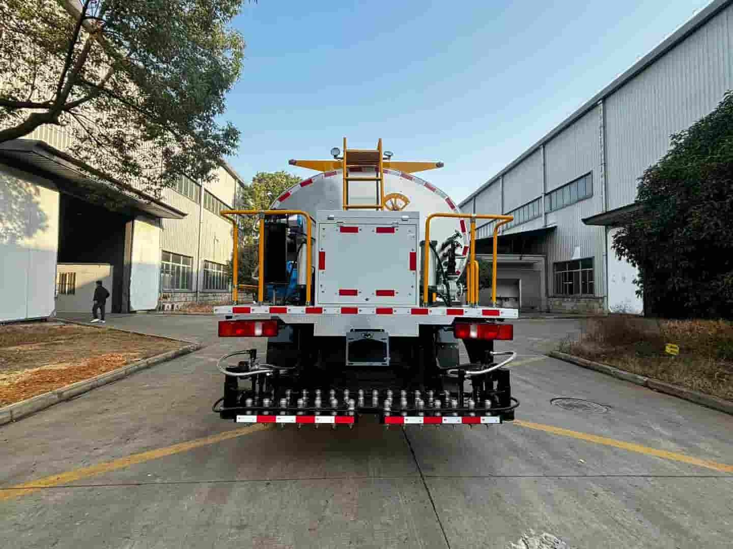 Sinotruk Howo 12-ton asphalt distributor