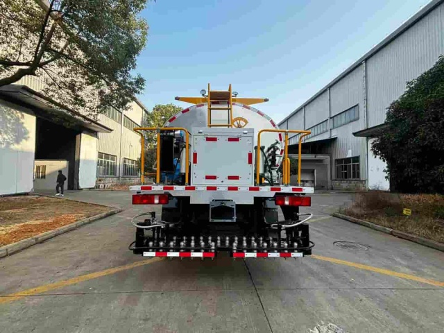 Sinotruk Howo 12-ton asphalt distributor