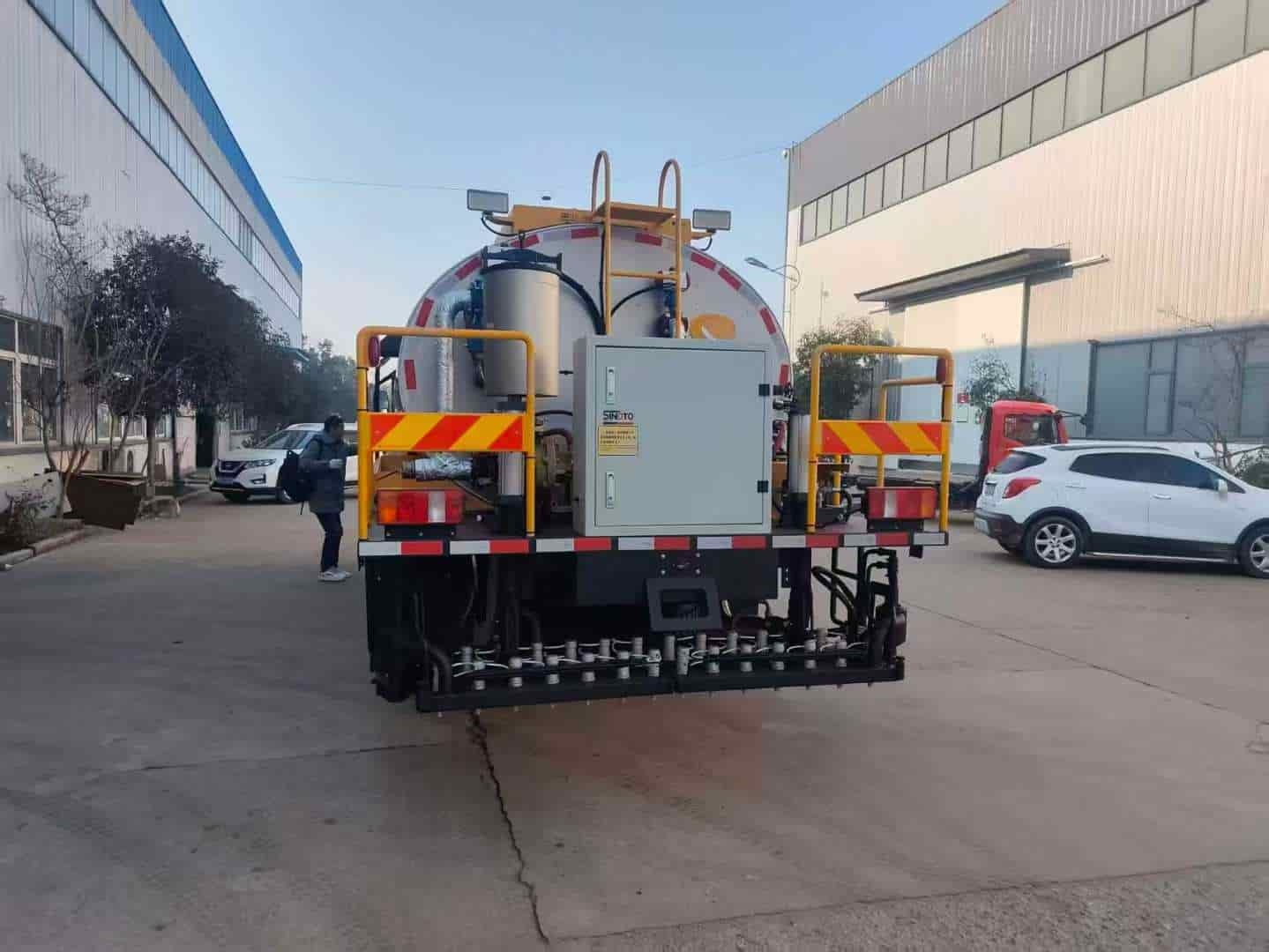 Sinotruk asphalt distributor