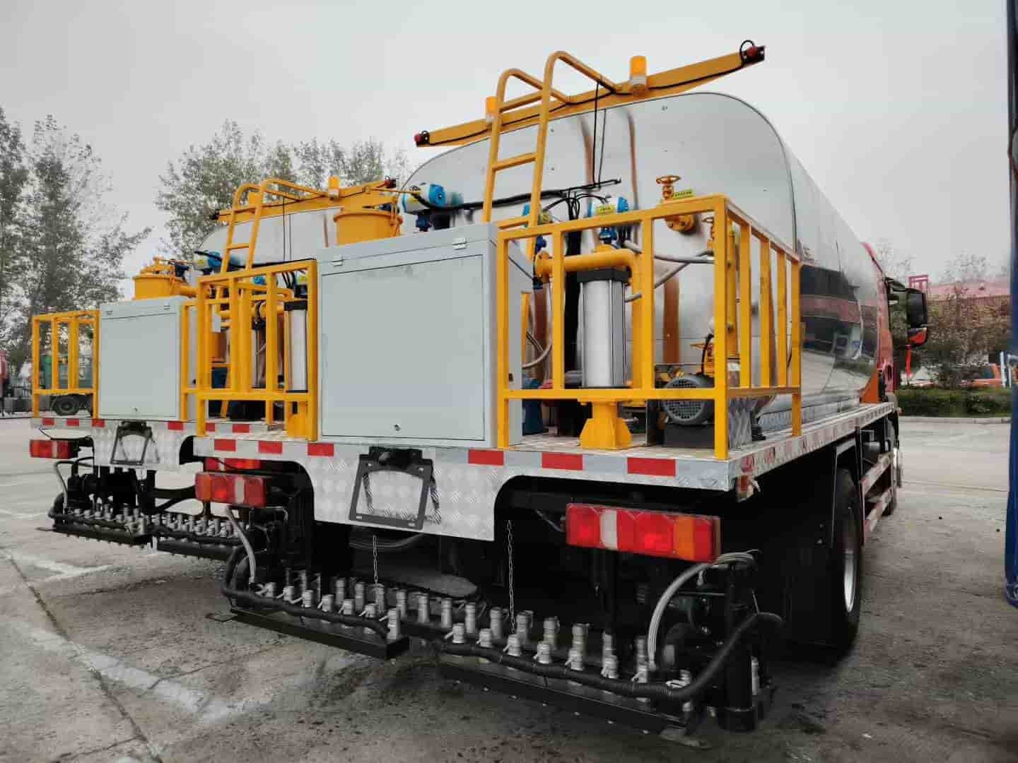 Sinotruk Shandeka 10 cubic meter intelligent asphalt distributor truck