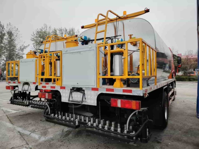 Sinotruk Shandeka 10 cubic meter intelligent asphalt distributor truck