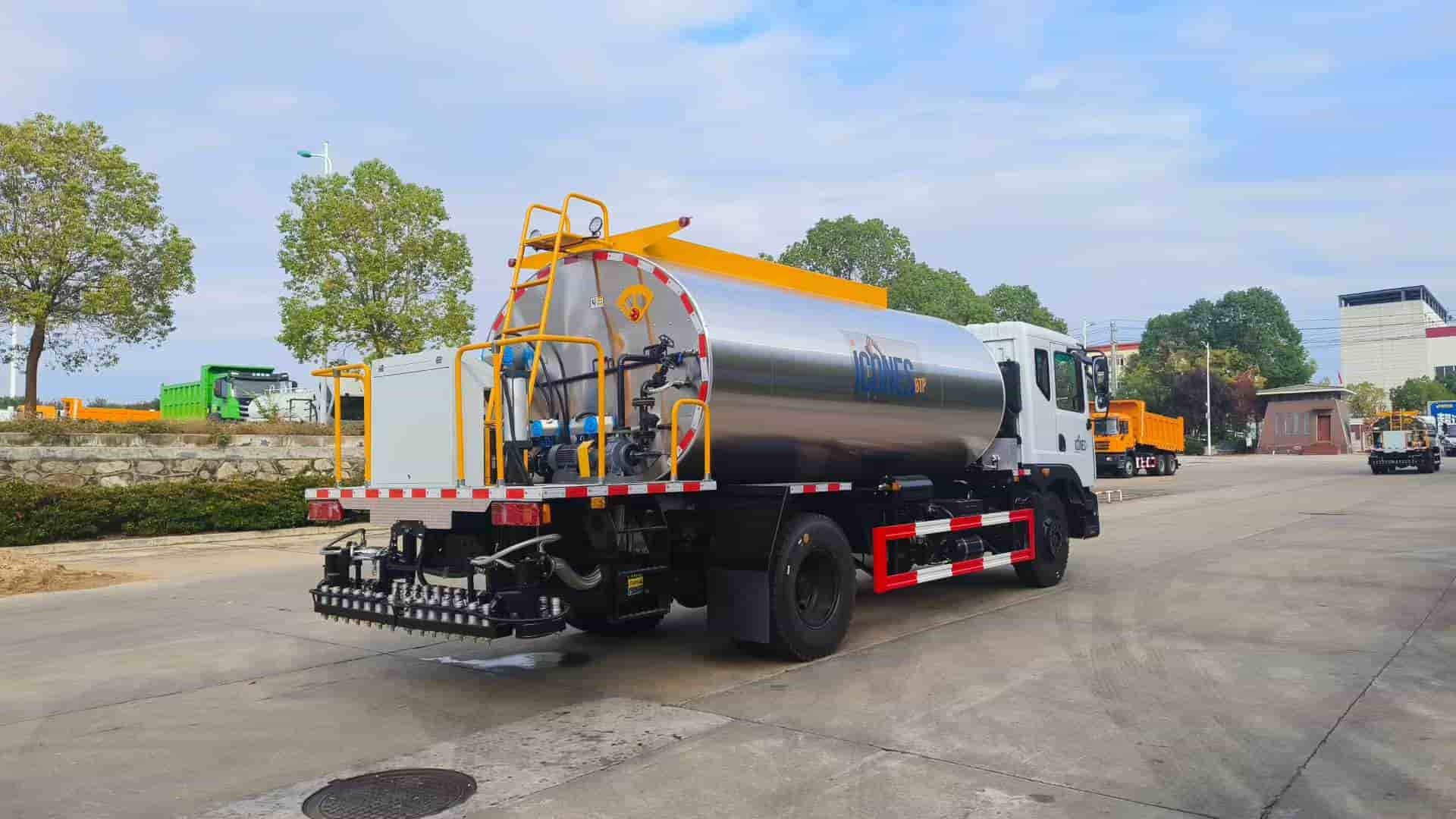 Dongfeng Dolica 10 cubic meter asphalt distributor truck