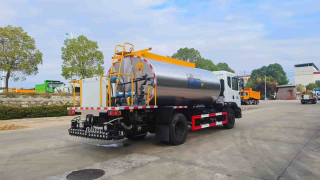 Dongfeng Dolica 10 cubic meter asphalt distributor truck