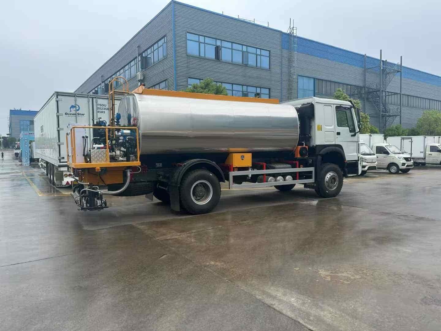 Sinotruk 12 cubic meter intelligent asphalt distributor