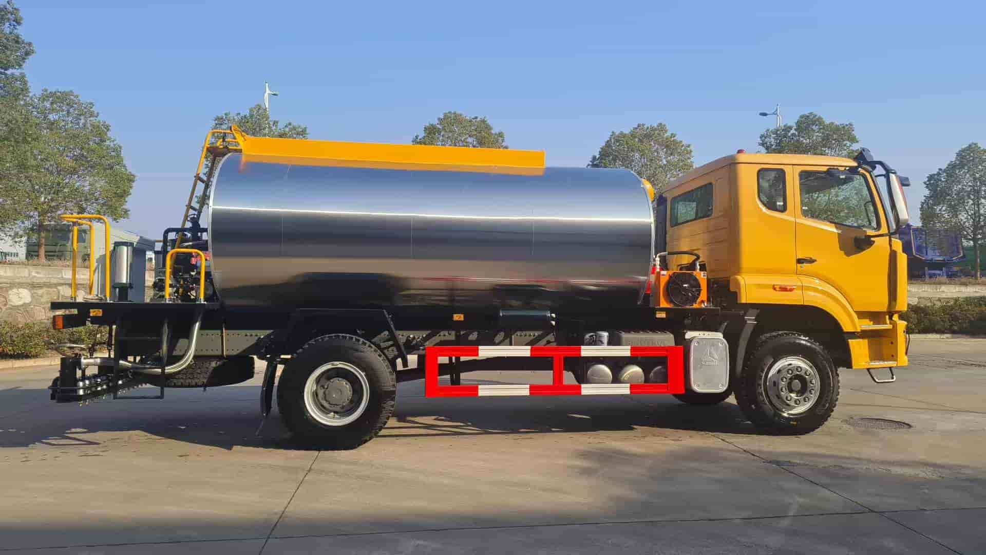 Sinotruk NX300 12 cubic meter asphalt distributor truck
