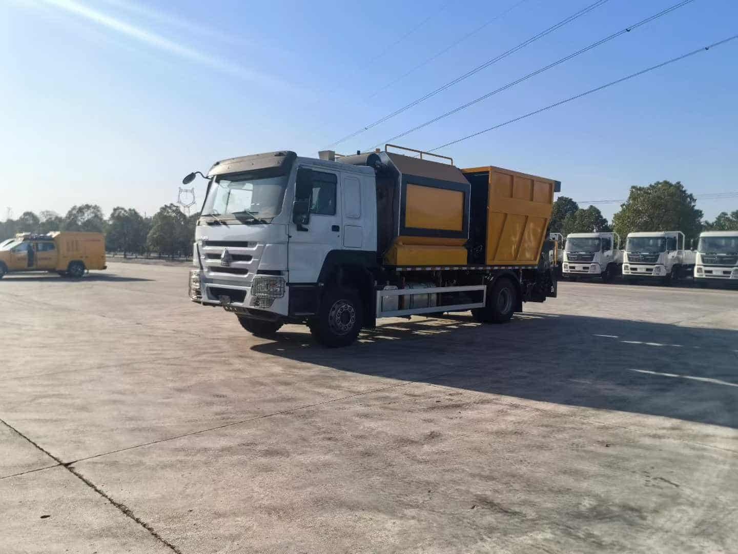 Sinotruk 4×2 Synchronous Chip Seal Truck