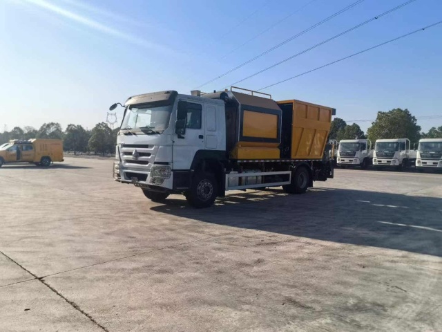 Sinotruk 4×2 Synchronous Chip Seal Truck