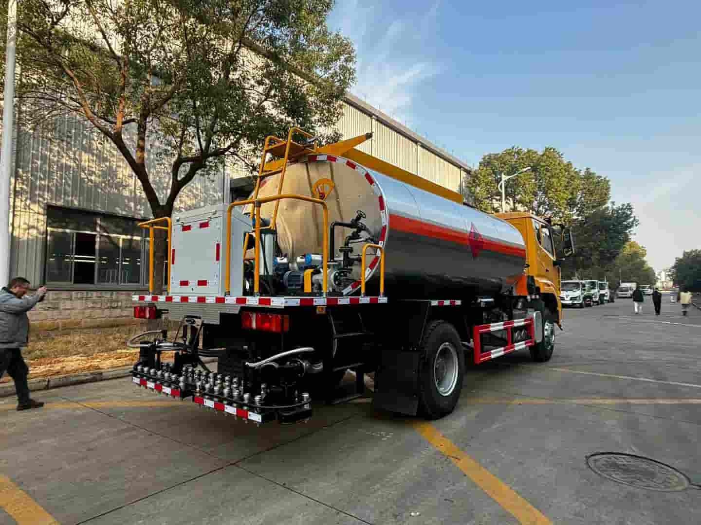Sinotruk Howo 12-ton asphalt distributor