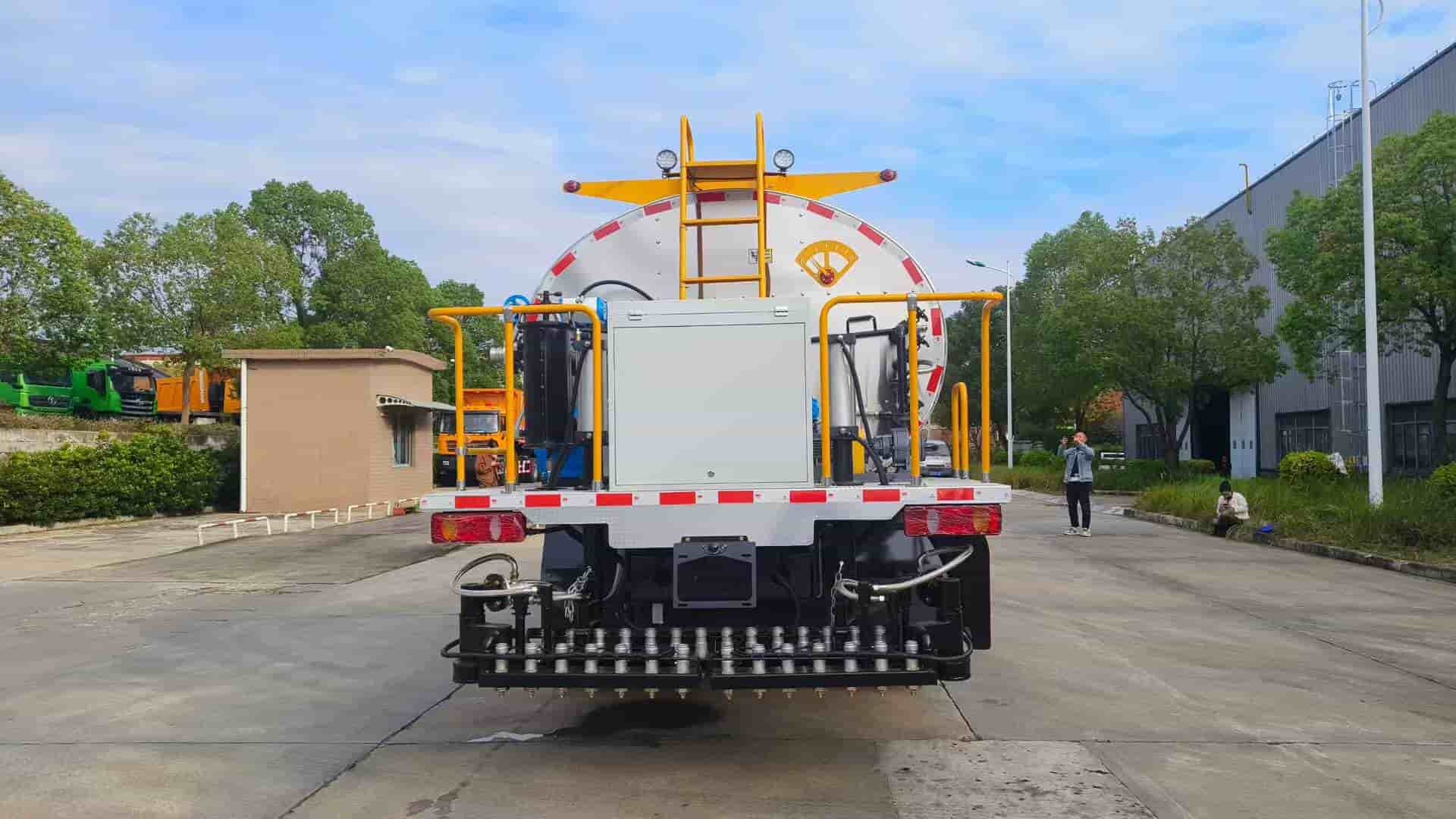 Dongfeng Dolica 10 cubic meter asphalt distributor truck