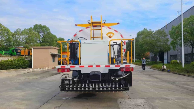 Dongfeng Dolica 10 cubic meter asphalt distributor truck