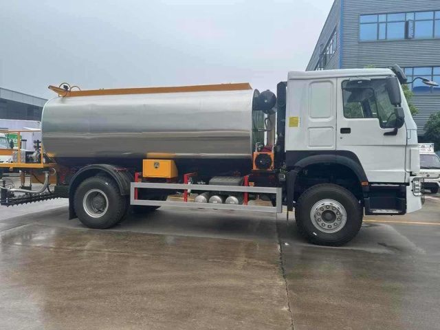 Sinotruk 12 cubic meter intelligent asphalt distributor