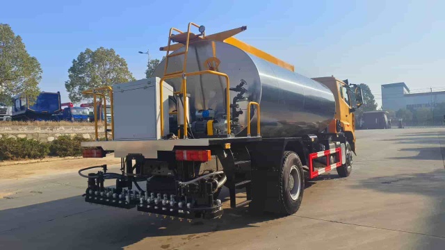 Sinotruk NX300 12 cubic meter asphalt distributor truck