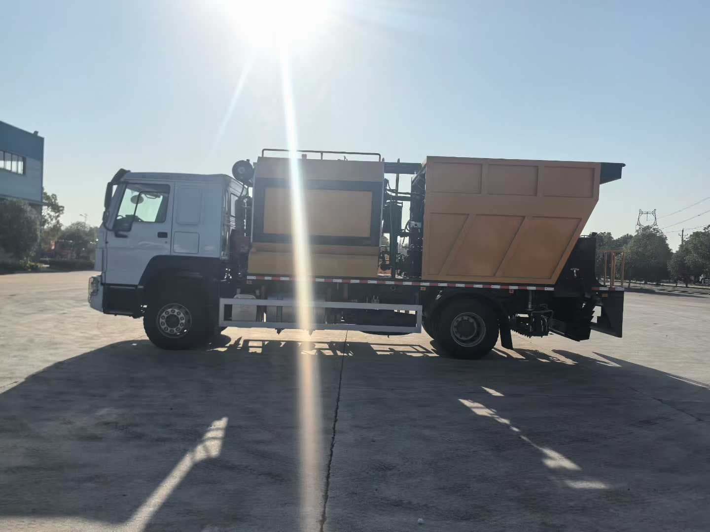 Sinotruk 4×2 Synchronous Chip Seal Truck