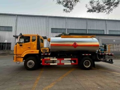 Sinotruk Howo 12-ton asphalt distributor